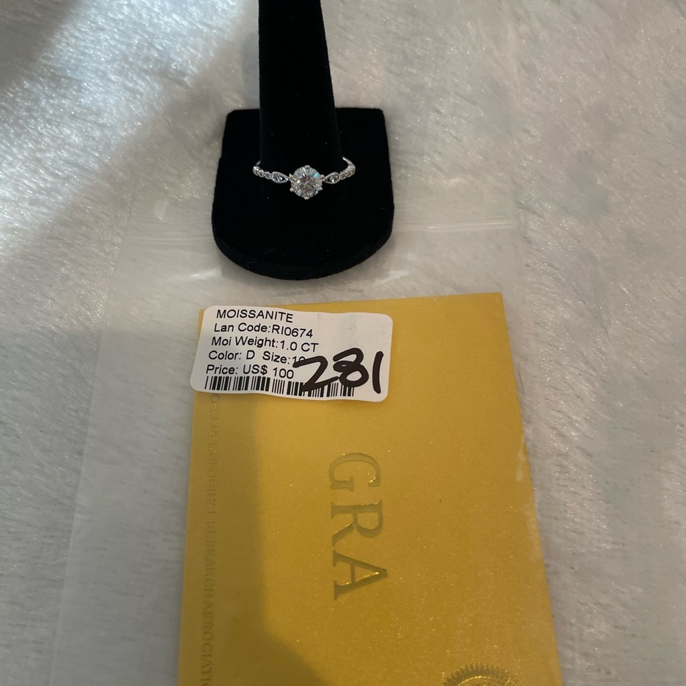 Woman’s 1.0 ct size 10 Moissanite ring - Picture 5 of 8